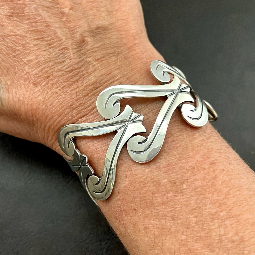 Vintage sterling silver Mexican hinged link bracelet